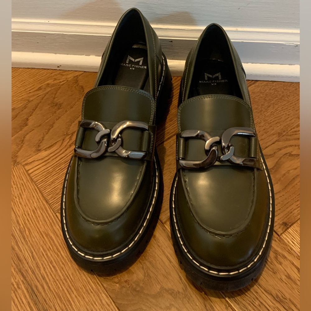 NWOT Marc Fisher Trisca Chain Casual Loafers. Size 8.5